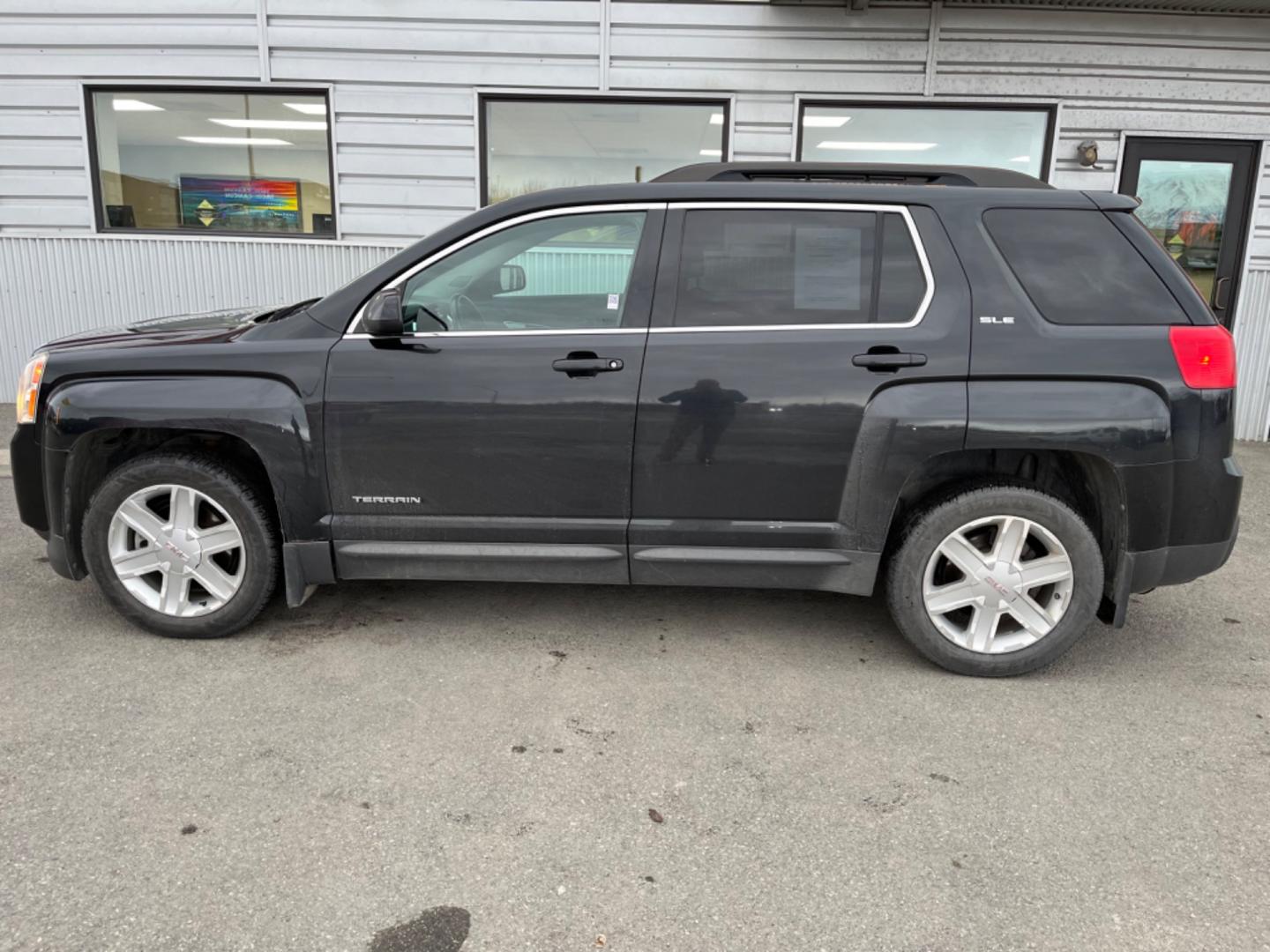 2011 Black /charcoal cloth GMC Terrain SLE2 AWD (2CTFLTEC8B6) with an 2.4L L4 DOHC 16V engine, 6-Speed Automatic transmission, located at 1960 Industrial Drive, Wasilla, 99654, (907) 274-2277, 61.573475, -149.400146 - Photo#1